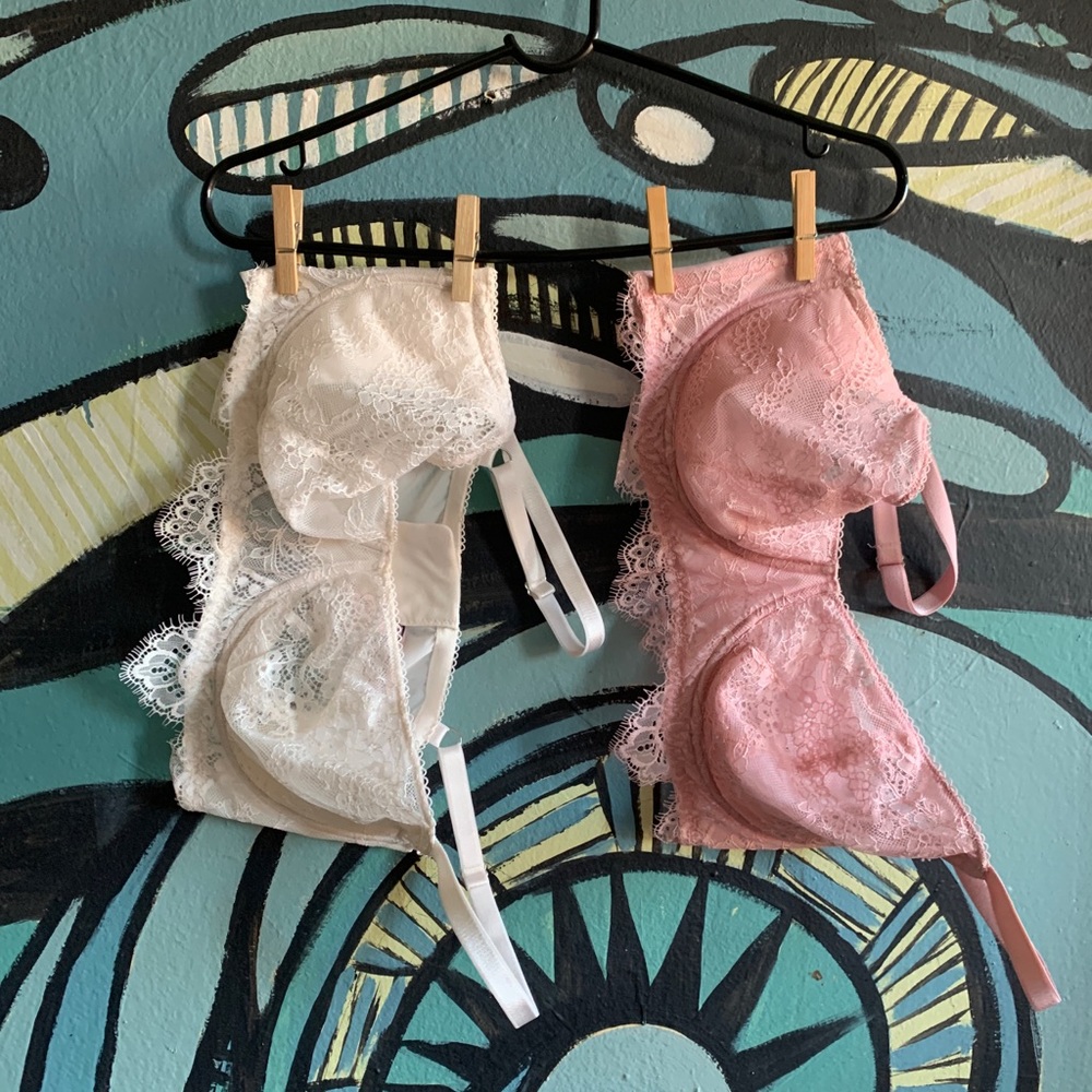 Victoria’s Secret 36DDD lace cup bras X2 🤍💕💓